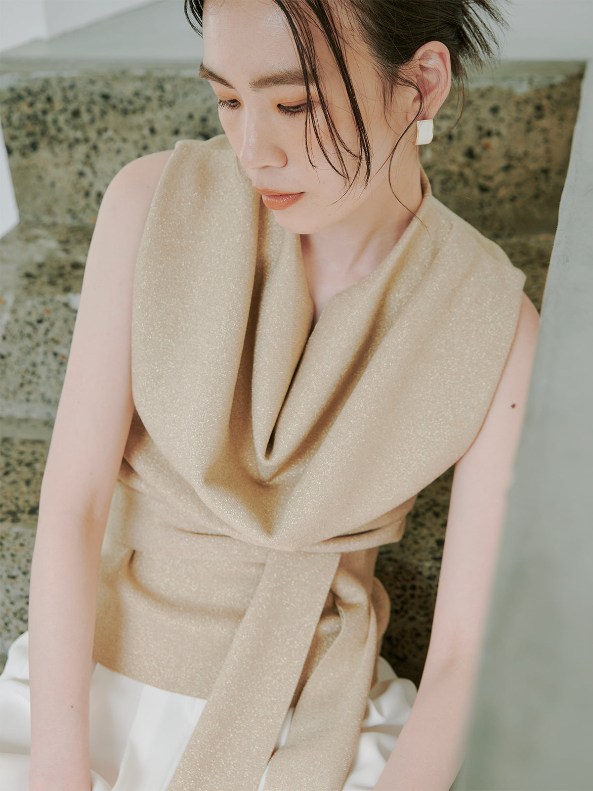 垂褶領針織上衣