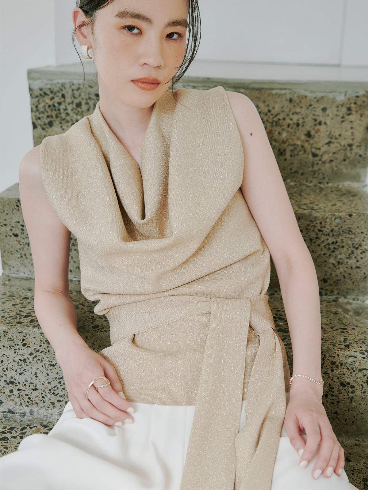 垂褶領針織上衣