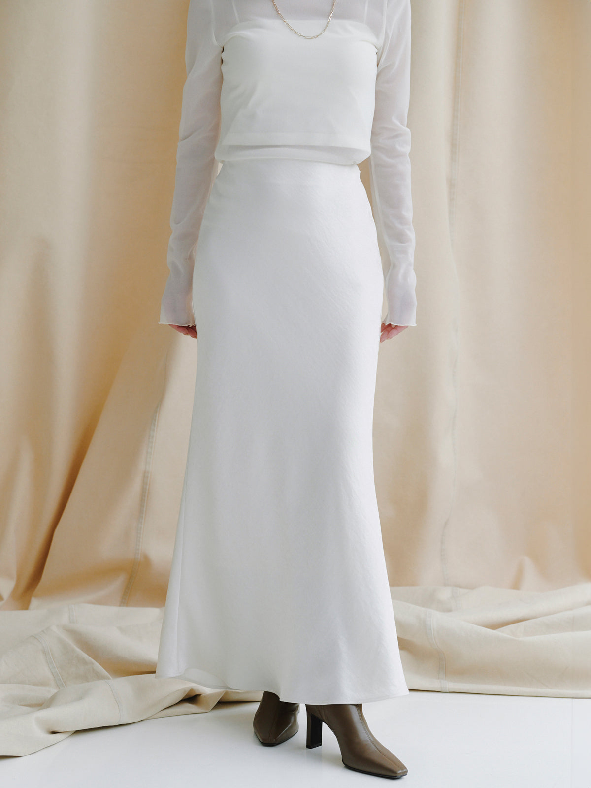 サテンナロースカート