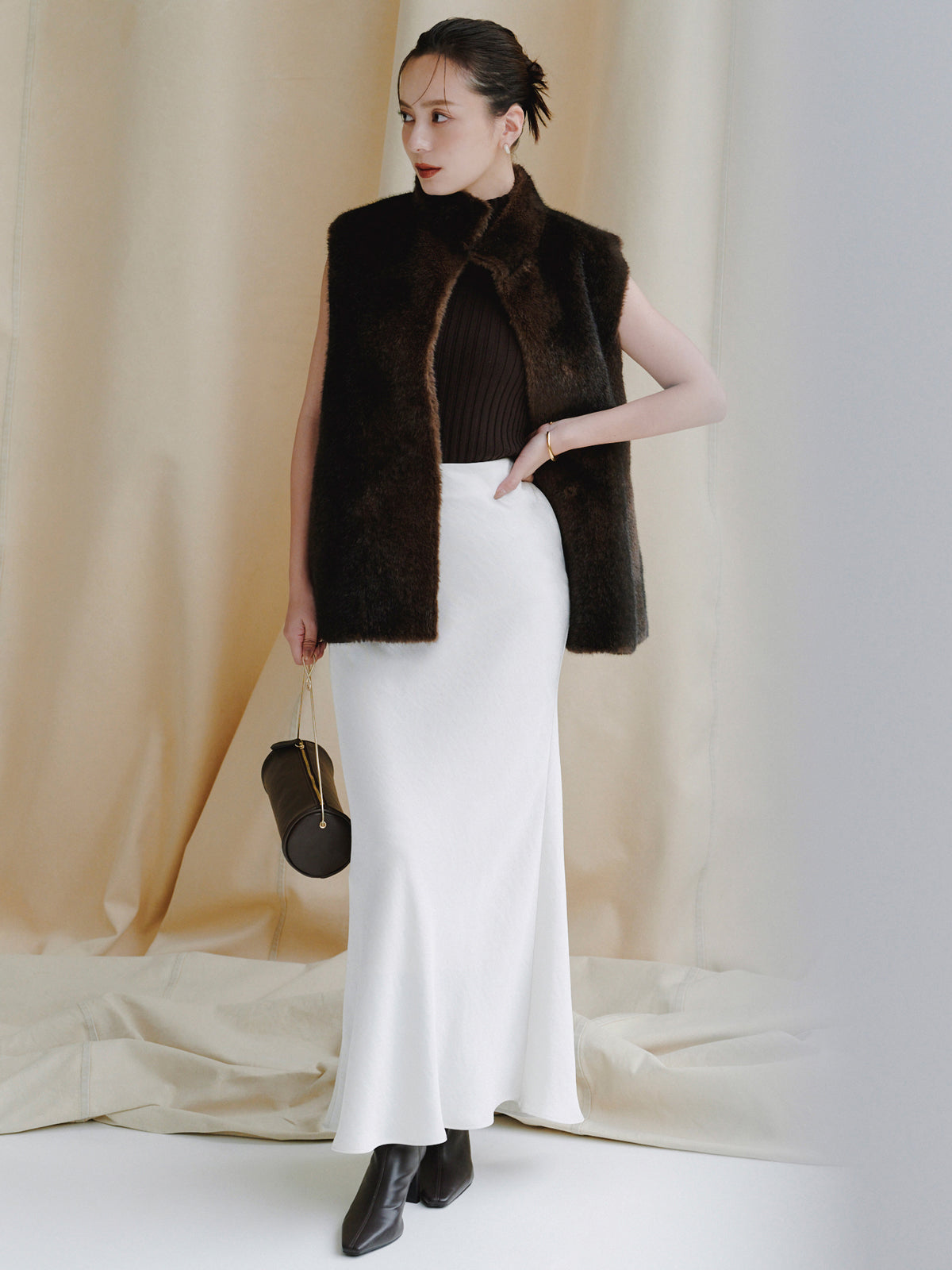 サテンナロースカート