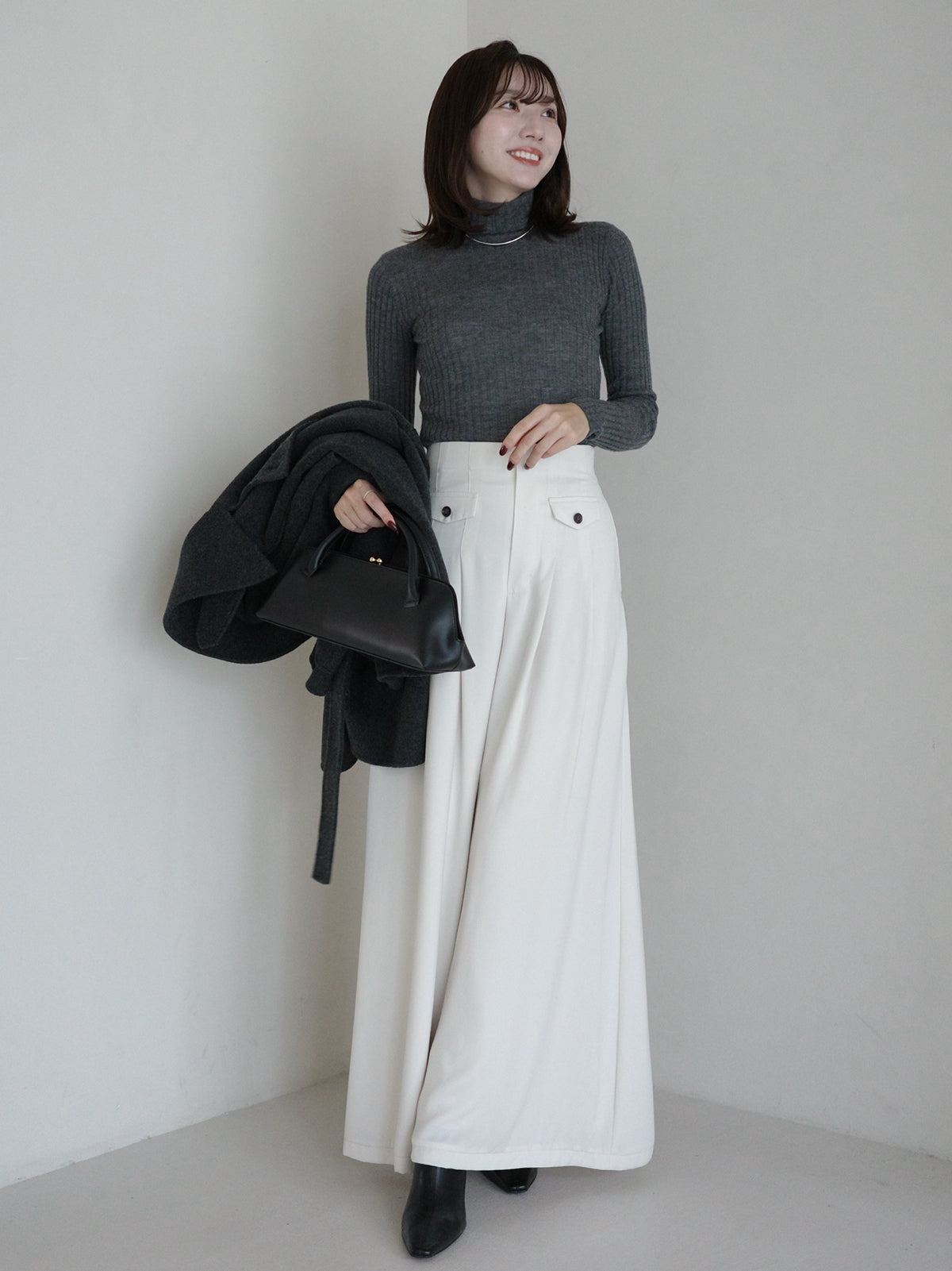 パウダーサテンワイドパンツ