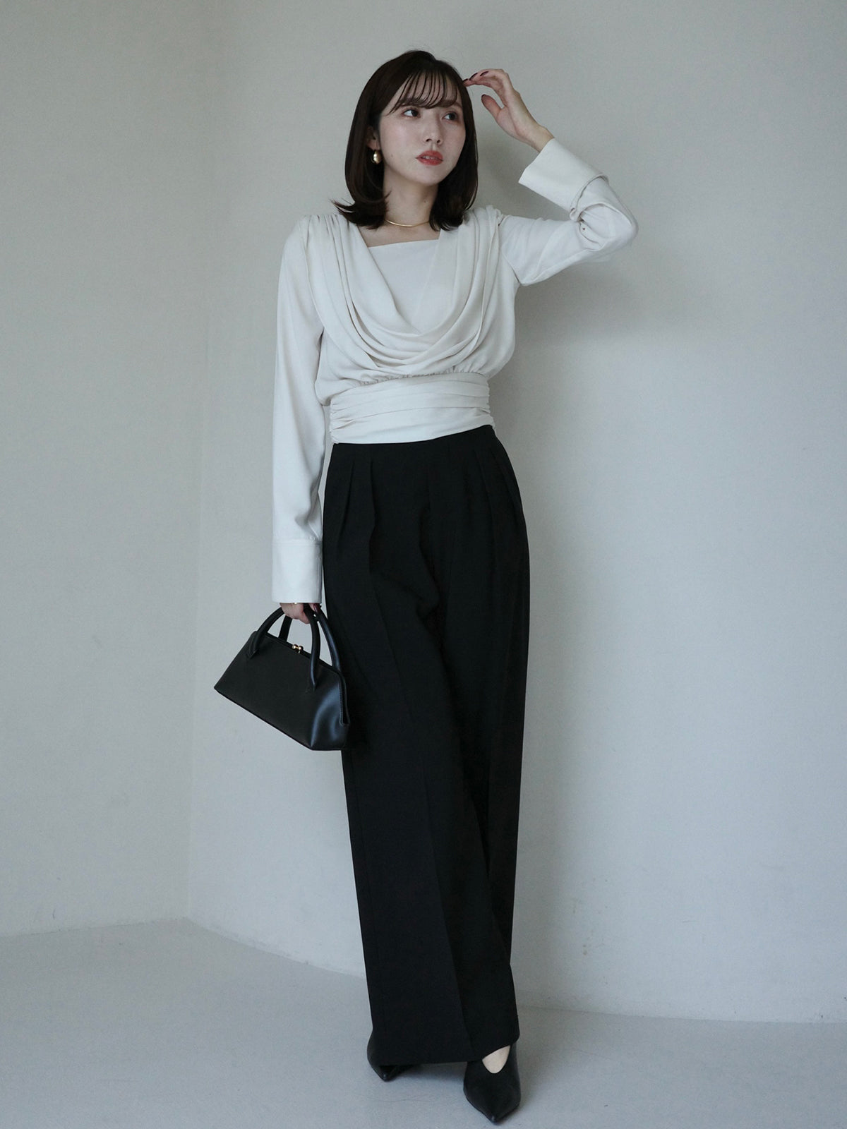 パウダーサテンドレープトップス