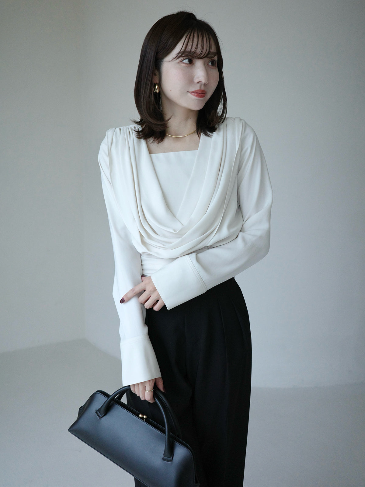 パウダーサテンドレープトップス