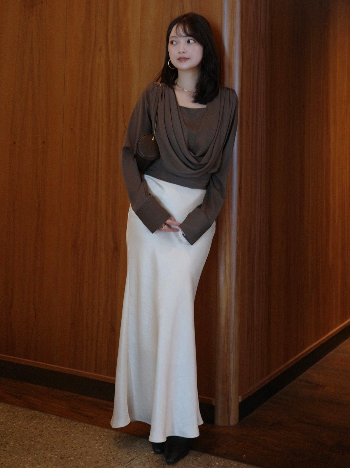 パウダーサテンドレープトップス