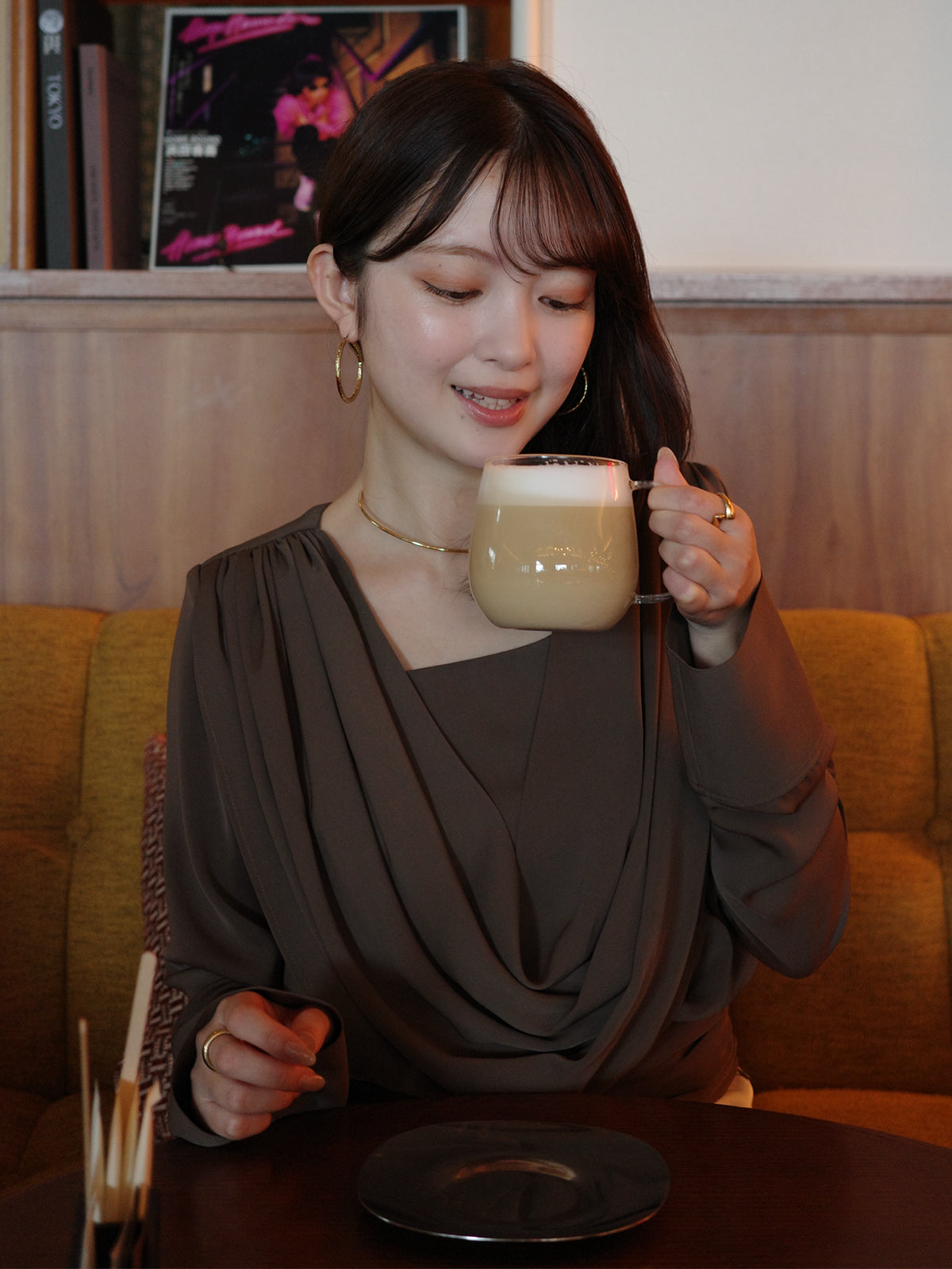 パウダーサテンドレープトップス