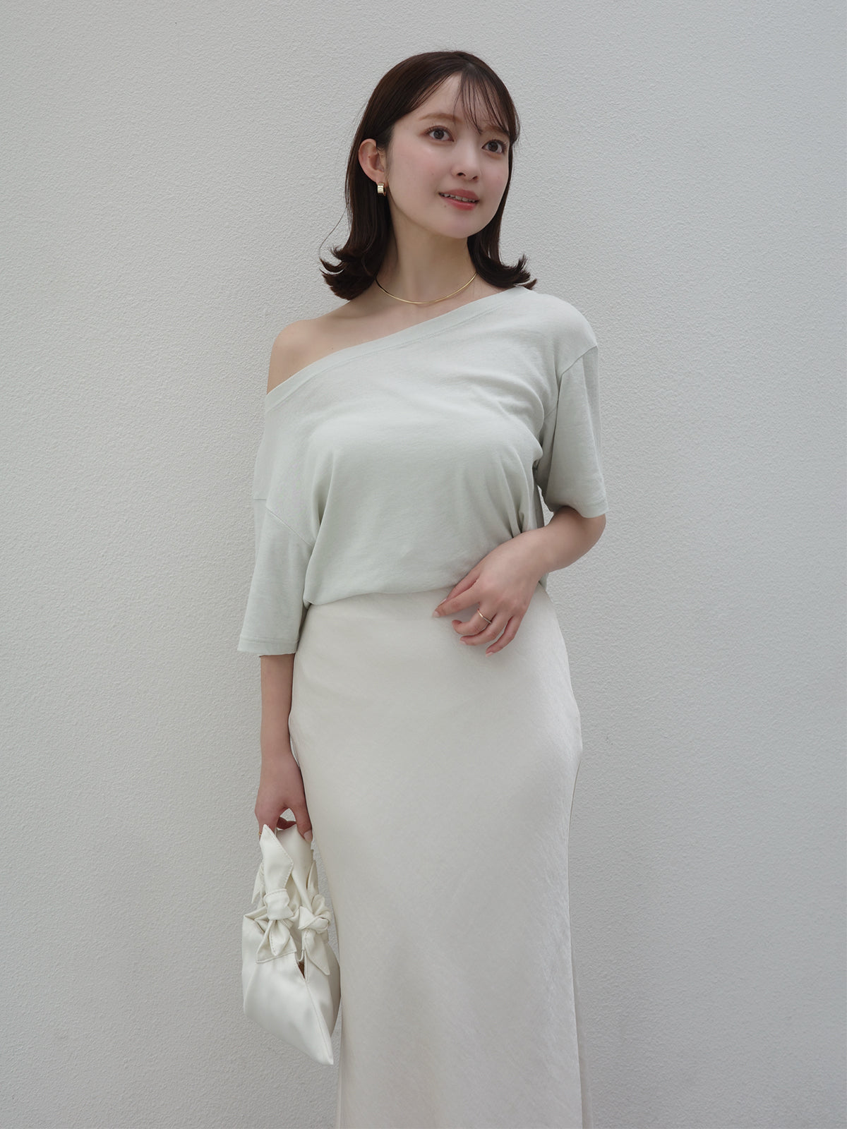 オフショルダーTシャツ