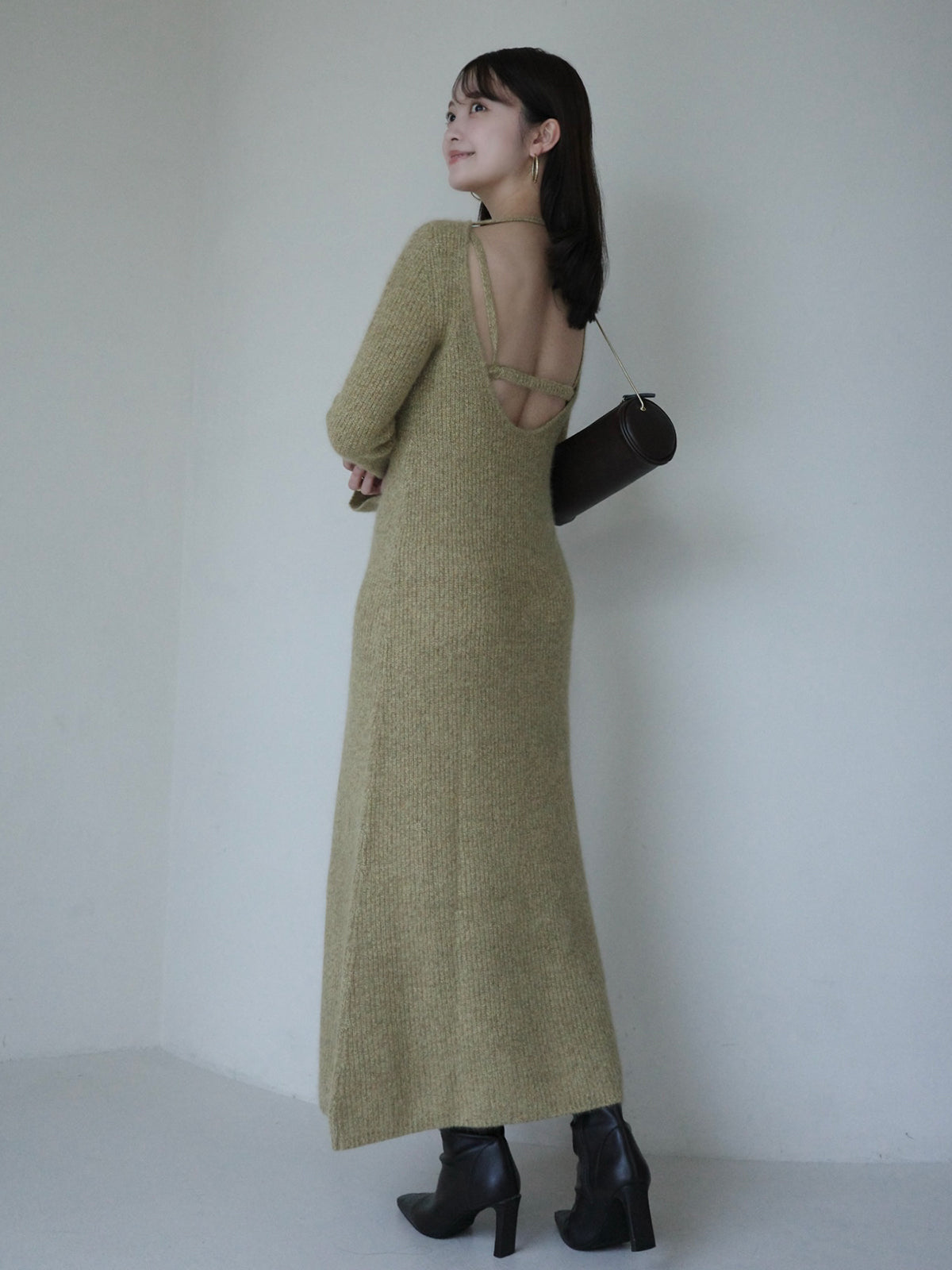 バックオープンレイヤーニットワンピース