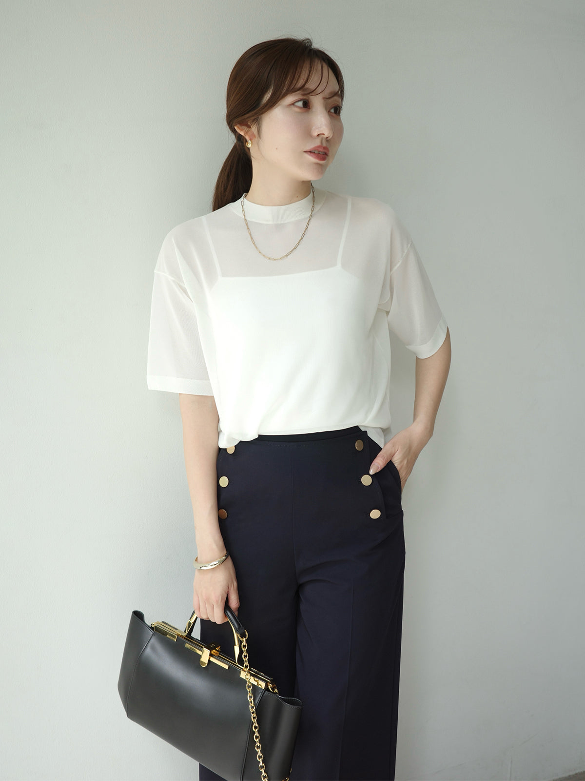 COLOR:WHITE