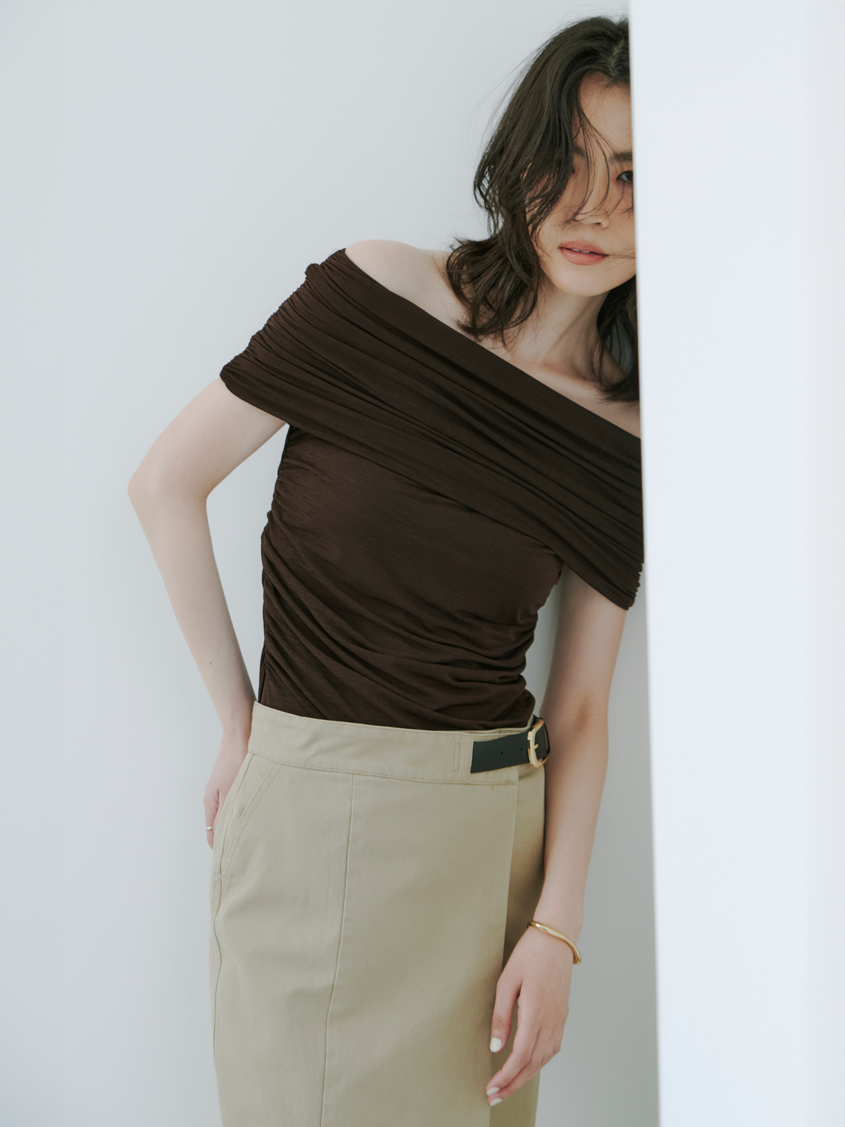シアーオフショルギャザーカットトップス(F BROWN): トップスanuans